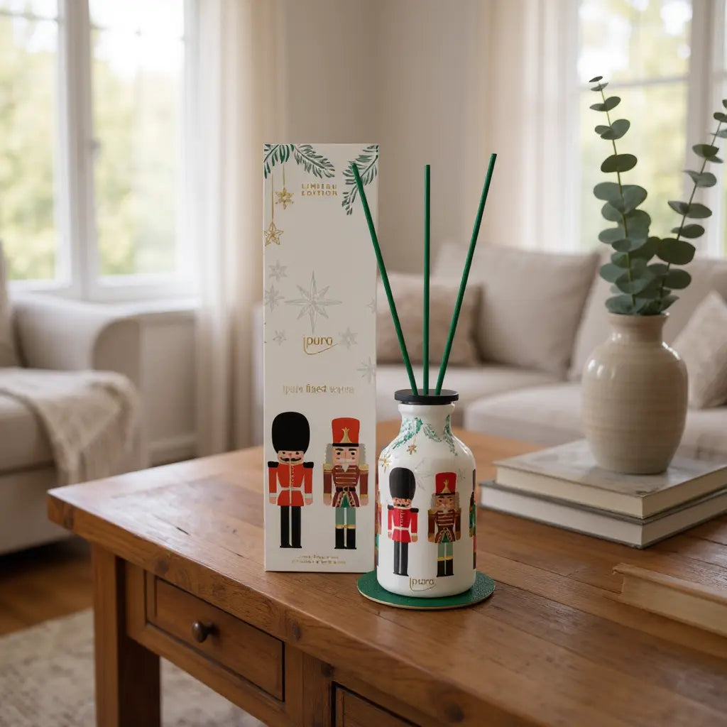 Limited edition Finest Season 240ml reed diffuser op houten salontafel naast doos met nutcracker-figuren in een gezellige woonkamer.