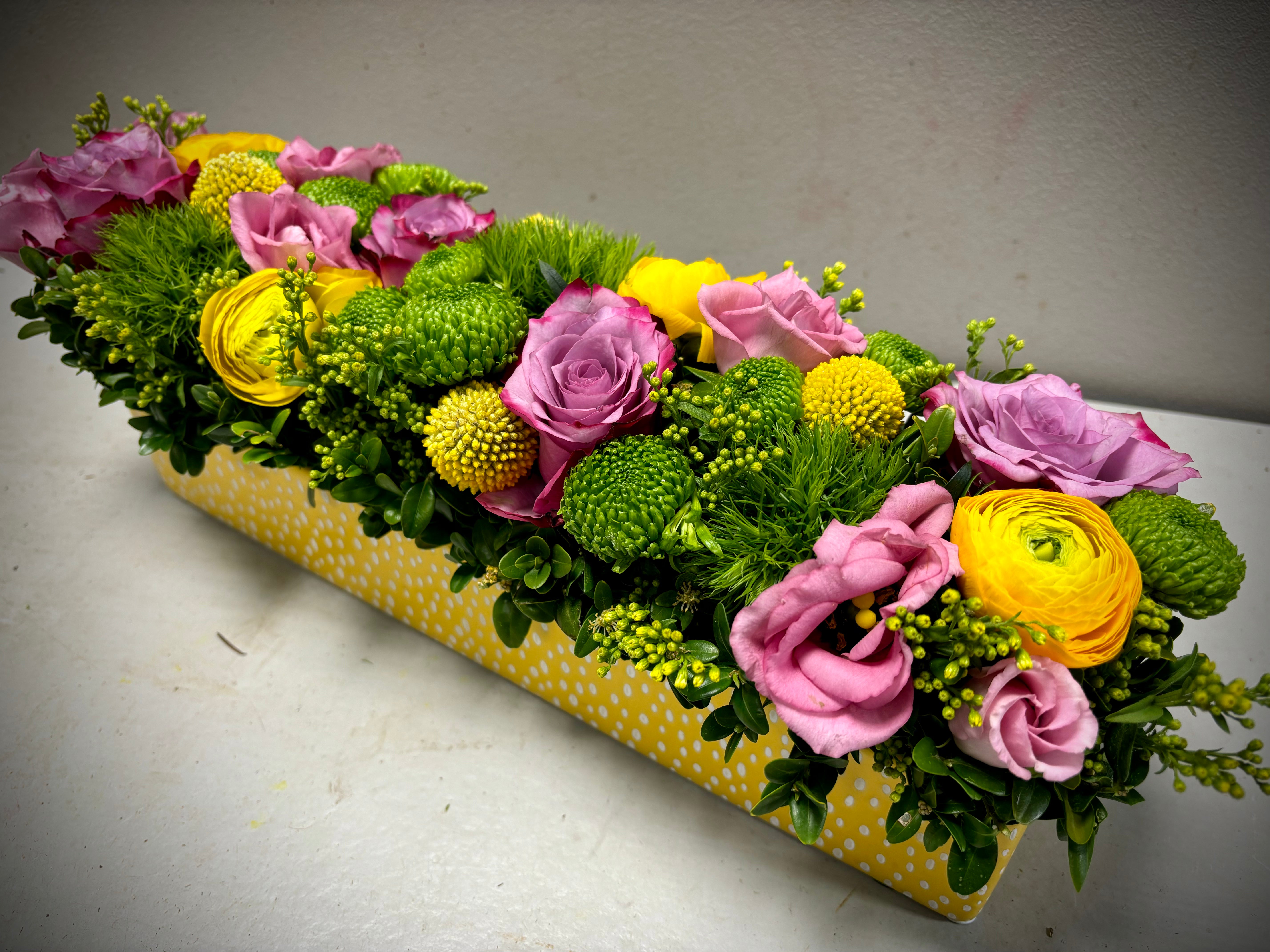 Bloemstuk fleurig roze & geel