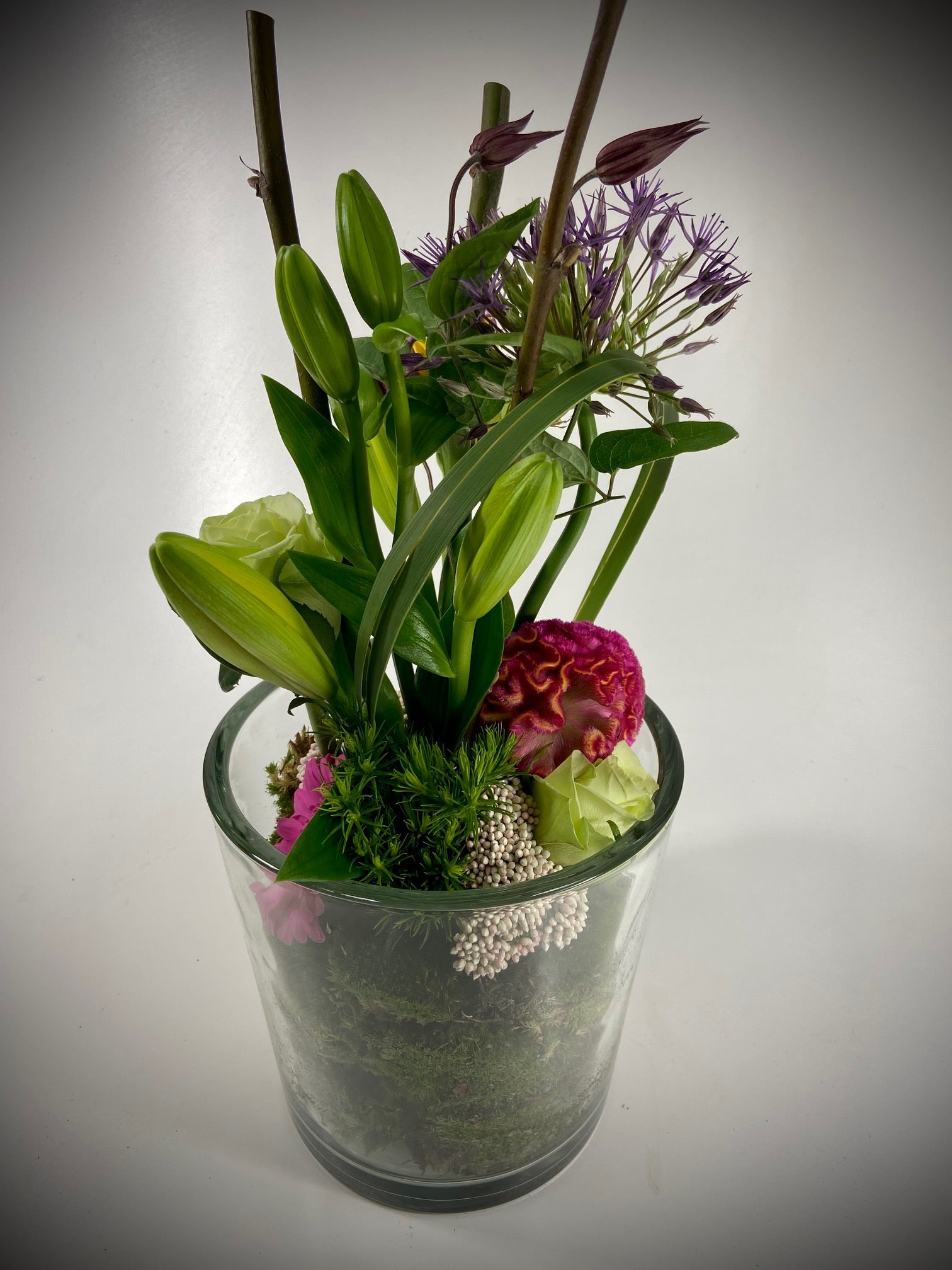 Vaas opgevuld met wilde bloemen/kleuren