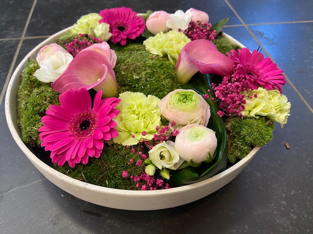 Bloemstuk schaal wit fuchsia