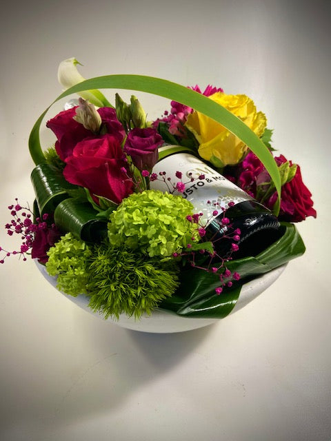 Fleurig bloemstuk met fles Cava