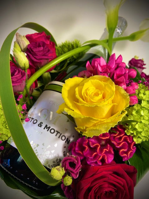 Fleurig bloemstuk met fles Cava