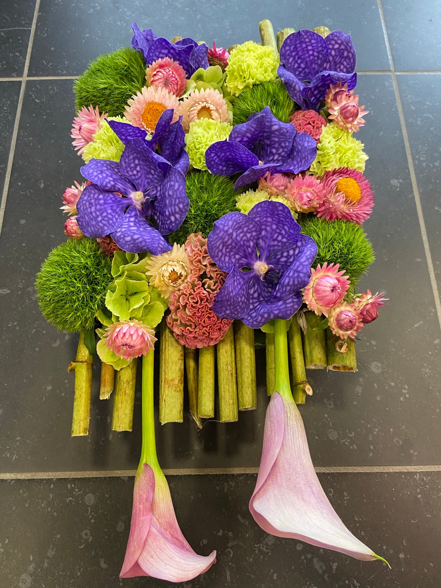 Bloemstuk modern paars roze groen