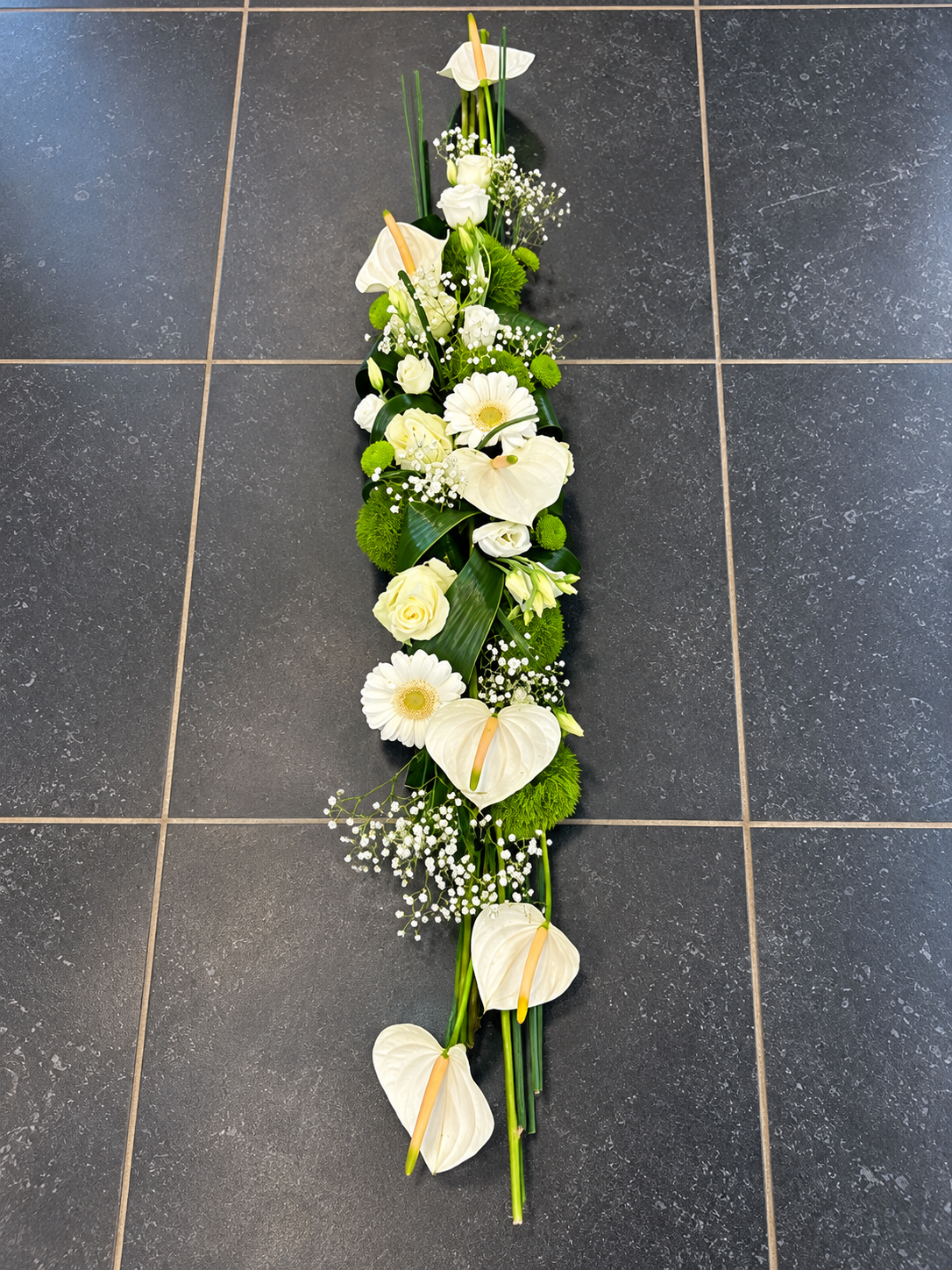 Elegant bloemstuk langwerpig wit