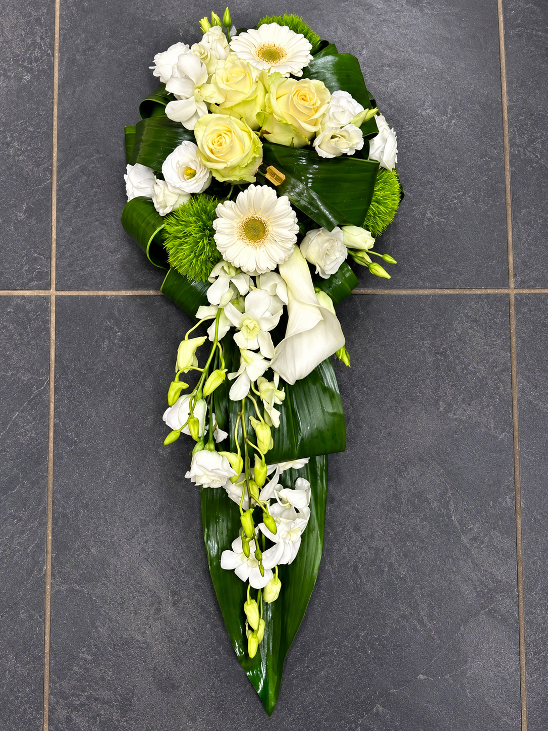 Druppel vorm bloemstuk met witte bloemen