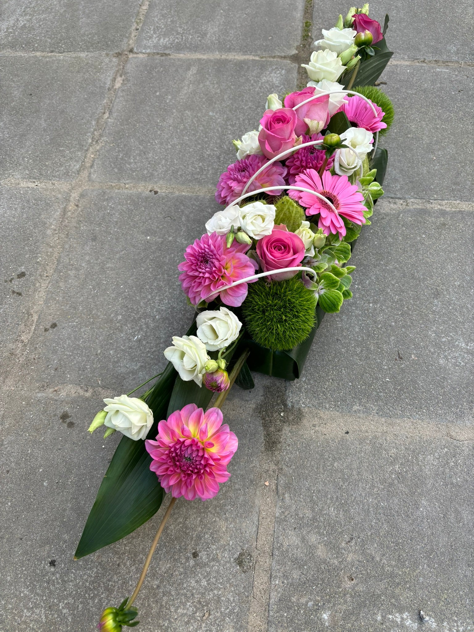 Bloemstuk langwerpig modern roze wit tinten