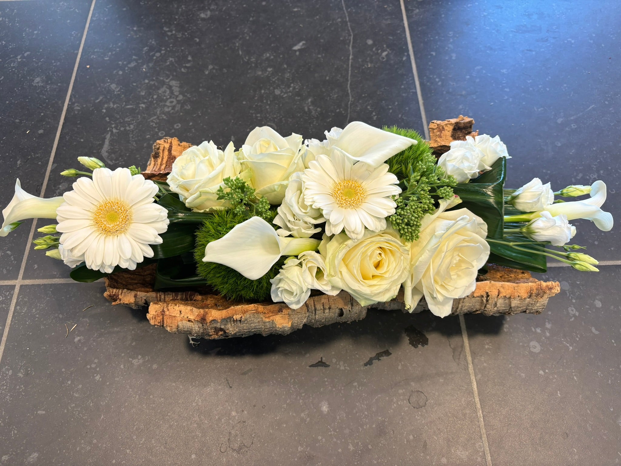 Bloemen op schors wit
