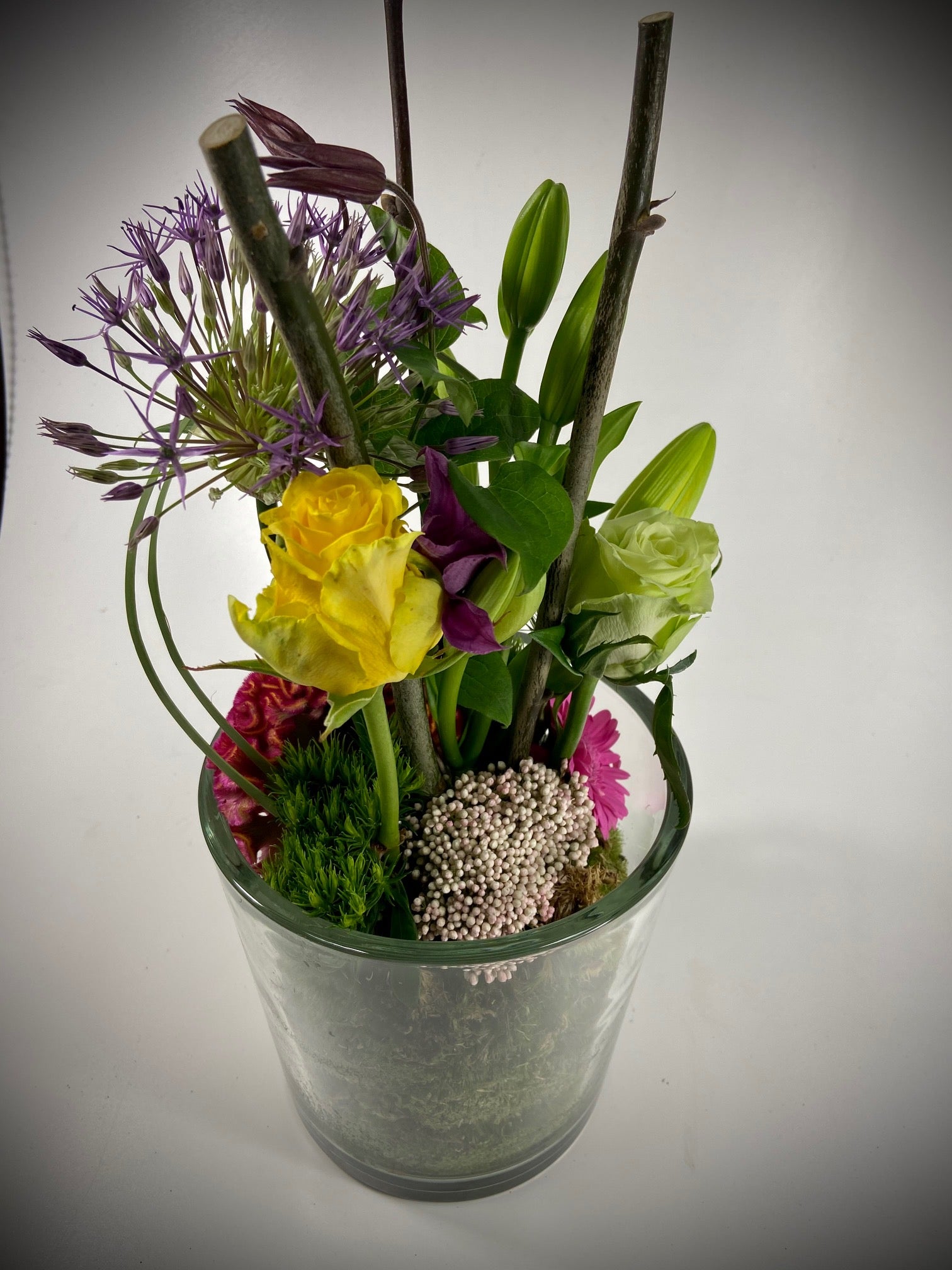 Vaas opgevuld met wilde bloemen/kleuren