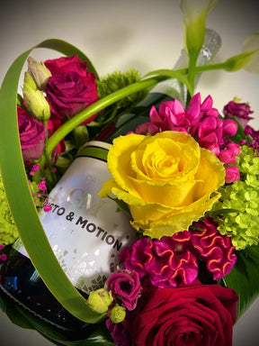Fleurig bloemstuk met fles Cava