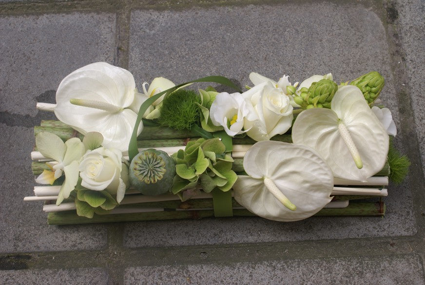 Kort klein op stokken bloemstuk